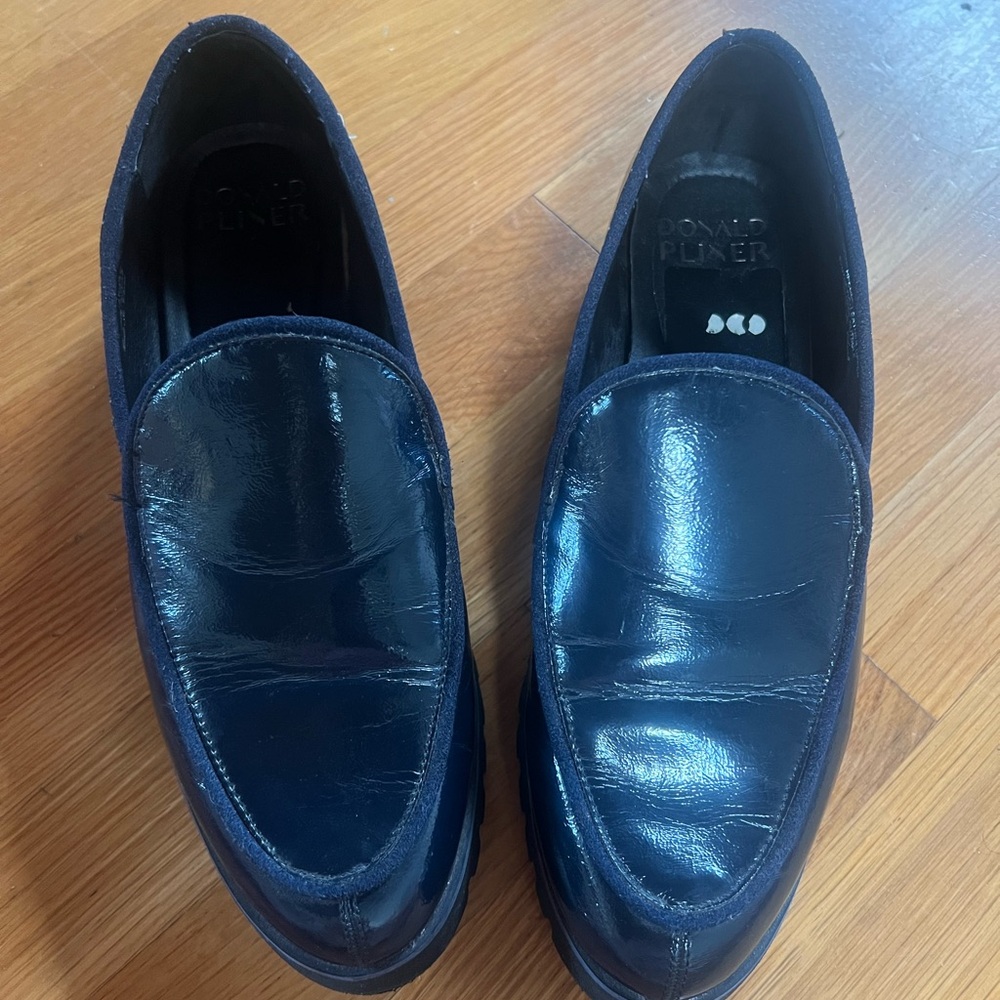 Donald J. Pliner women’s navy Loafers